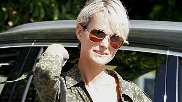 GALA VIDÉO - Quand Laeti­cia Hally­day joue les mannequins pour son ami Michel Klein