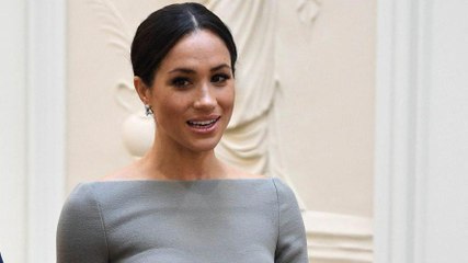 GALA VIDEO – Le soutien-gorge de Meghan Markle trop visible ? La duchesse face aux critiques après un fashion faux-pas