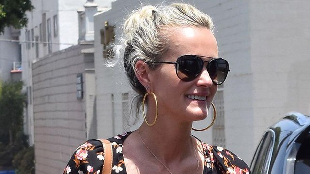 GALA VIDEO - Laeticia Hallyday, son rituel avec Jade et Joy sur la tombe de Johnny