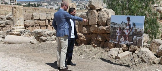 GALA VIDEO - Le prince William en Jordanie, surpris par une étonnante photo de Kate Middleton qui refait surface