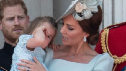 GALA VIDÉO - Ce que Kate Middleton a dit à sa fille Charlotte sur le balcon pendant la cérémonie d’anniversaire de la reine