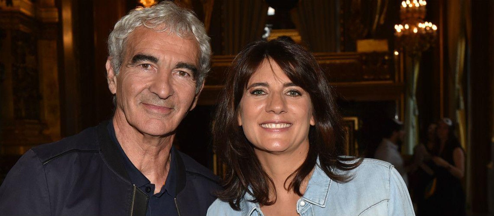 GALA VIDEO - Raymond Domenech très proche d’une belle blonde, l’étonnante réaction d’Estelle Denis