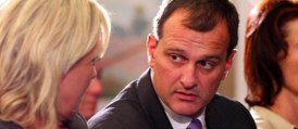 GALA VIDEO - Louis Aliot, soutien discret de Marine Le Pen