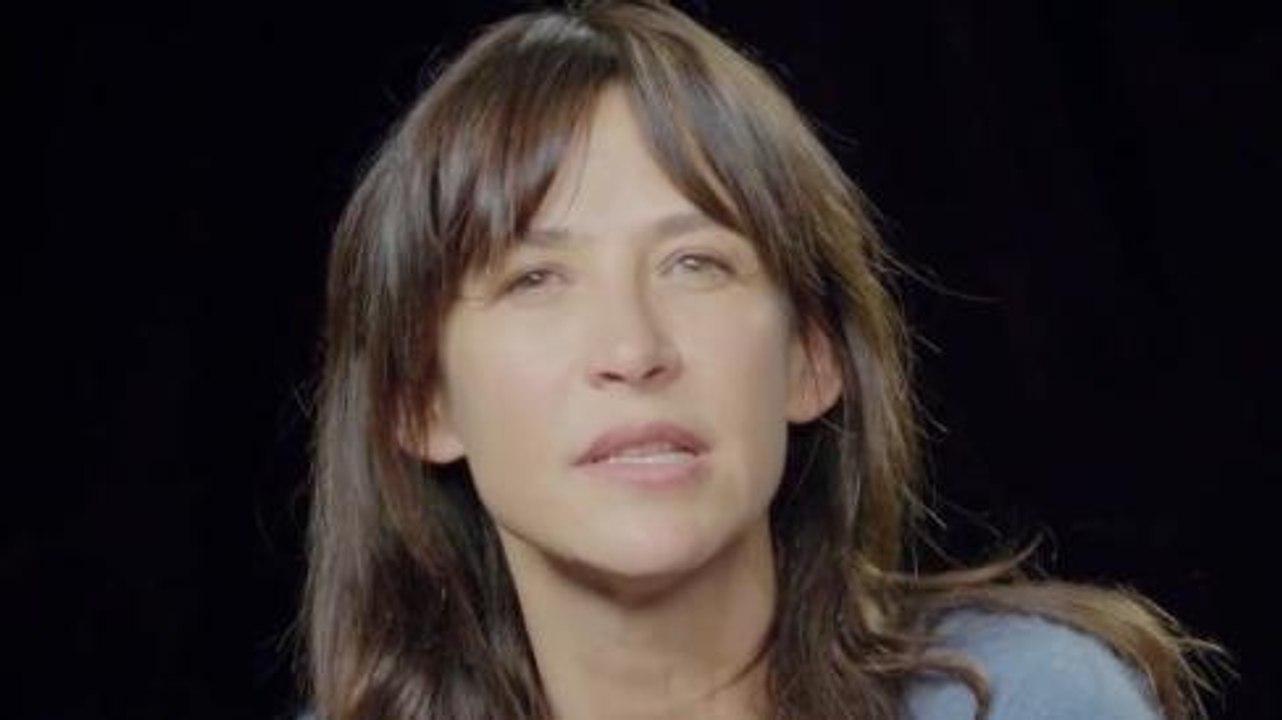 GALA VIDEO - Sophie Marceau s'engage contre les poules élevées en cage