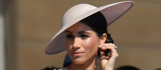 GALA VIDEO - Meghan Markle dans une tenue bien sage : la duchesse évite d'éner­ver la reine pour sa 1e appa­ri­tion publique