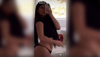 GALA VIDEO- Un mois après son accouchement, Kylie Jenner pose en string
