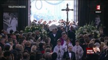 Gala Vidéo - Les proches de Johnny portent son cercueil dans l'église de la Madeleine