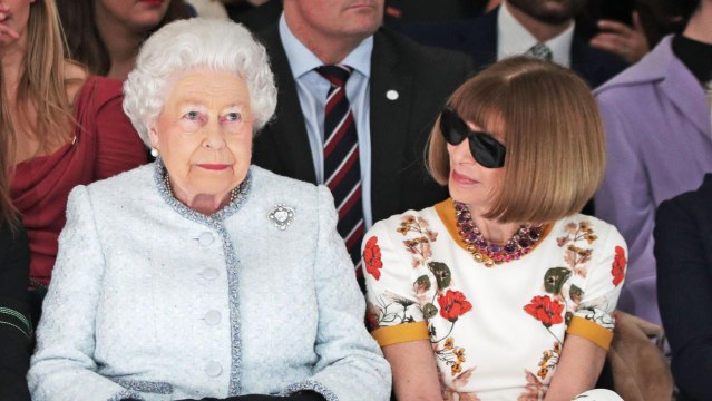 GALA VIDÉO - Elisabeth II et Anna Wintour meilleures copines à la Fashion Week de Londres