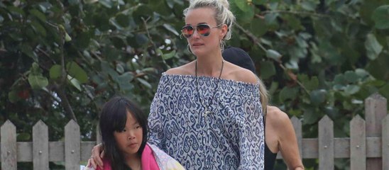 GALA VIDÉO - Loin de la guerre fami­liale, Jade et Joy Hally­day s'amusent sur la plage de Saint-Barth devant le regard fier de Laeti­cia