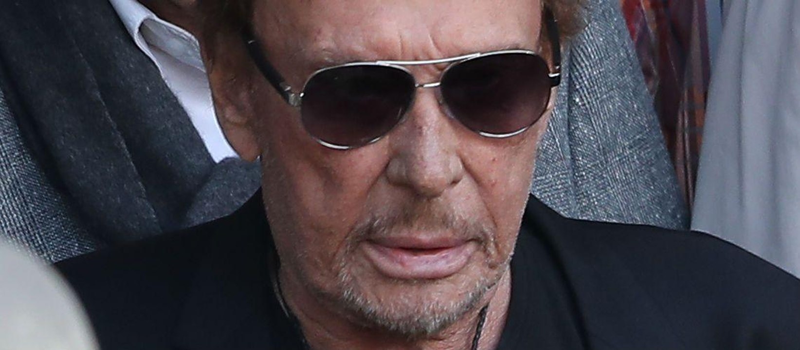 GALA VIDÉO - Quelques jours avant sa mort, Johnny Hally­day avait demandé à sa maison de disque l’in­té­gra­lité de son avance