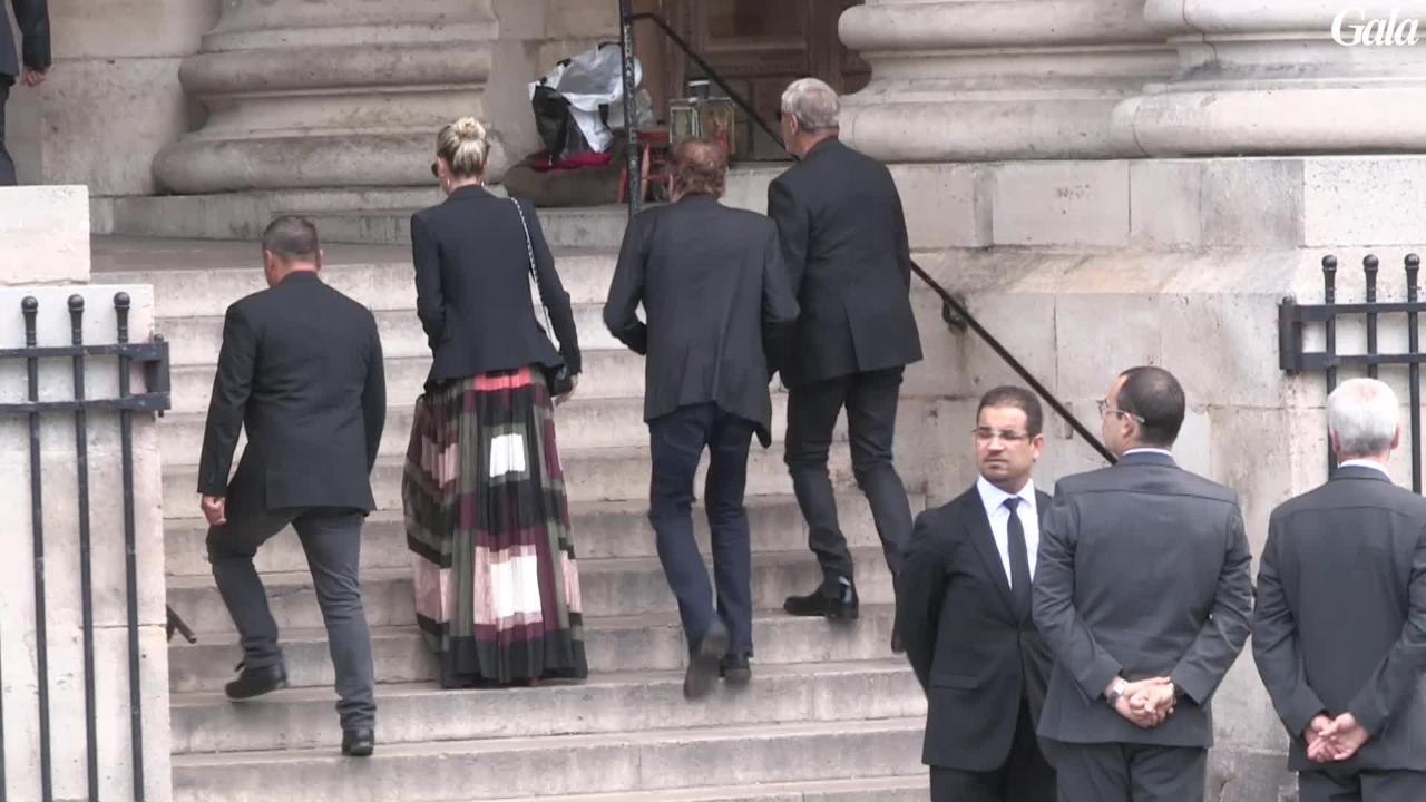 GALA VIDEO- La dernière sortie publique de Johnny Hallyday lors des obsèques de Mireille Darc