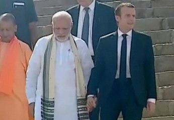 GALA VIDEO- Quand Emmanuel Macron doit tenir la main du Premier ministre Indien