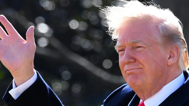 GALA VIDEO - Une rafale de vent décoiffe Donald Trump