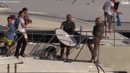 GALA VIDEO - Pamela Anderson, sexy en fourrure à Saint-Tropez