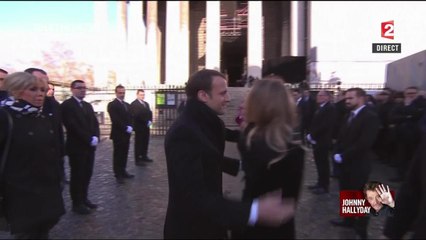 GALA VIDÉO - Emmanuel et Brigitte Macron accueillis par David Hallyday et Laura Smet devant l'église de la Madeleine