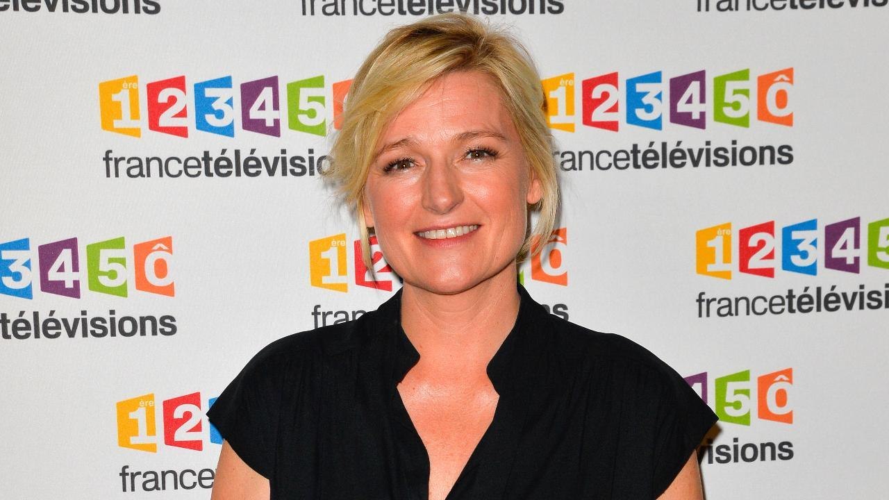 GALA VIDEO - Anne-Elisabeth Lemoine, entre bourdes, fou rires et séduction, sera-t-elle digne remplacante d'Anne-Sophie Lapix