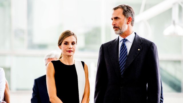 GALA VIDEO - Letizia et Felipe d'Espagne, soutien des espagnols après les attentats