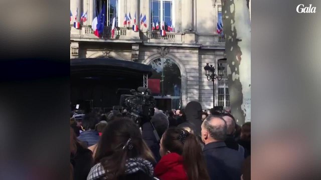 GALA VIDEO - Les Eagles of death metal rendent hommage aux victimes du Bataclan
