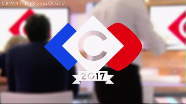 GALA VIDEO - Florian Philippot félicite Anne-Sophie Lapix pour son poste au JT de France 2