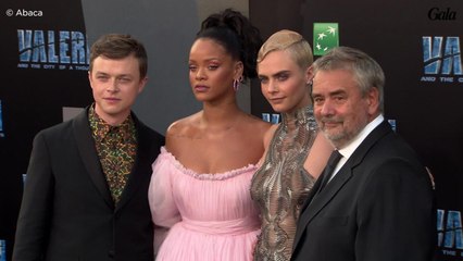 GALA VIDEO - Rihanna en robe rose sur le tapis rouge de Valerian