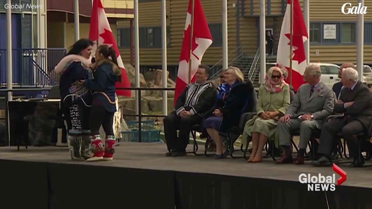 GALA VIDEO - Camilla et Charles épris d'un fou rire devant un spectacle inuit