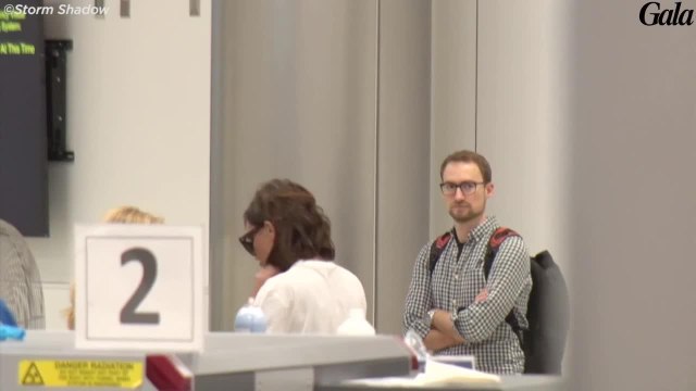 GALA VIDEO - L'anniversaire de Victoria Beckham fêté par les paparazzis