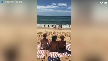 GALA VIDEO - Quelle silhouette!  Brit­ney Spears pose en bikini au côté de sa maman