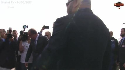 GALA VIDEO - Arrivée d'Emmanuel et de Brigitte Macron à Rabat