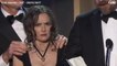 GALA VIDEO - Le comportement étrange de Winona Ryder aux SAG Awards