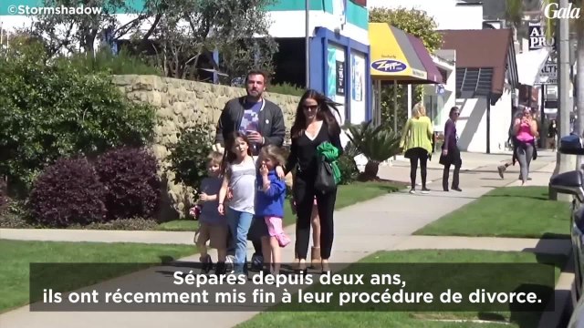 GALA VIDEO - Ben Affleck et Jennifer Garner narguent les paparazzis et font mine de s'embrasser