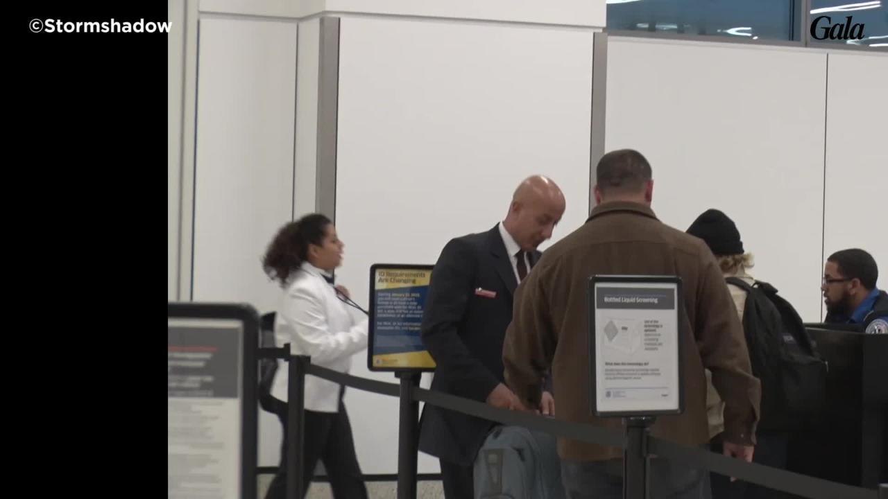 GALA VIDEO - Lily-Rose  Depp et son petit frère Jack rentrent en France pour les vacances