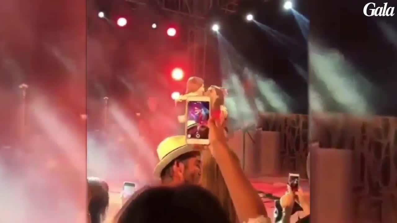 GALA VIDEO - Mel B et Victoria Beckham chantent aux Maldives pour le nouvel an