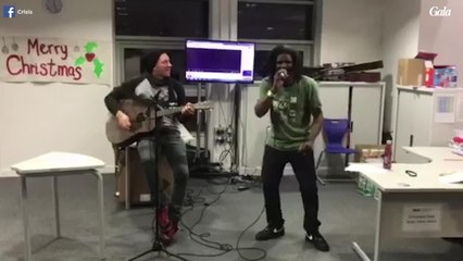GALA VIDEO - Chris Martin reprend Last Christmas de George Michael