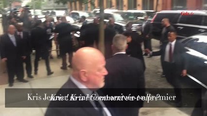 GALA VIDEO - La garde rapprochée de Kim Kardashian à son arrivée à New York