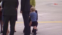 GALA VIDEO - Le Prince George refuse de serrer la main à Justin Trudeau