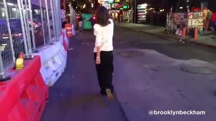 GALA VIDEO - Brooklyn Beckham filme sa mère en train de danser sur Times Square à New York