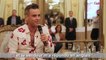 GALA VIDEO - Robbie Williams tacle la mauvaise humeur des français