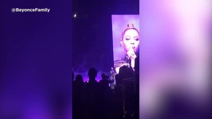 GALA VIDEO - Beyoncé saigne de l'oreille en plein concert