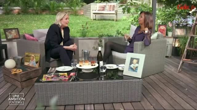 GALA VIDEO - Les rires un peu forcés de Karine LeMarchand dans Une Ambition Intime