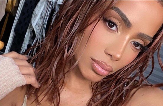 Anitta brinca sobre seus relacionamentos: 'Dedo podre'