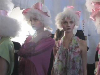 Découvrez le défilé John Galliano avec Lou Doillon