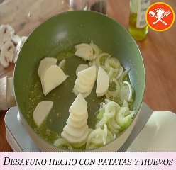 Desayuno Fácil y Sencillo Hecho con Patatas y Huevos