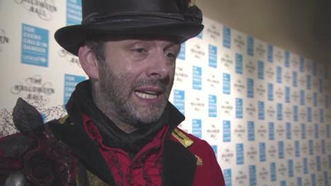 Gala.fr - Le déguisement improbable de Hugh Grant pour Halloween