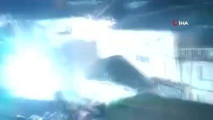 Ekvador'da oluşan obruk evleri yuttu