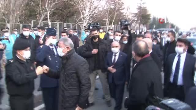 Son dakika haber: Bakanlar Akar ve Karaismailoğlu, Şehit Komandolar Durağını ziyaret etti