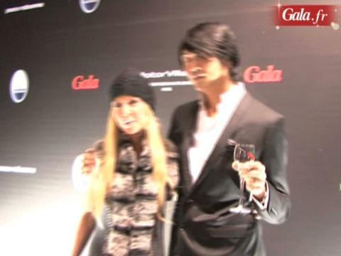 Belles voitures et belles pépées sur les Champs-Elysées