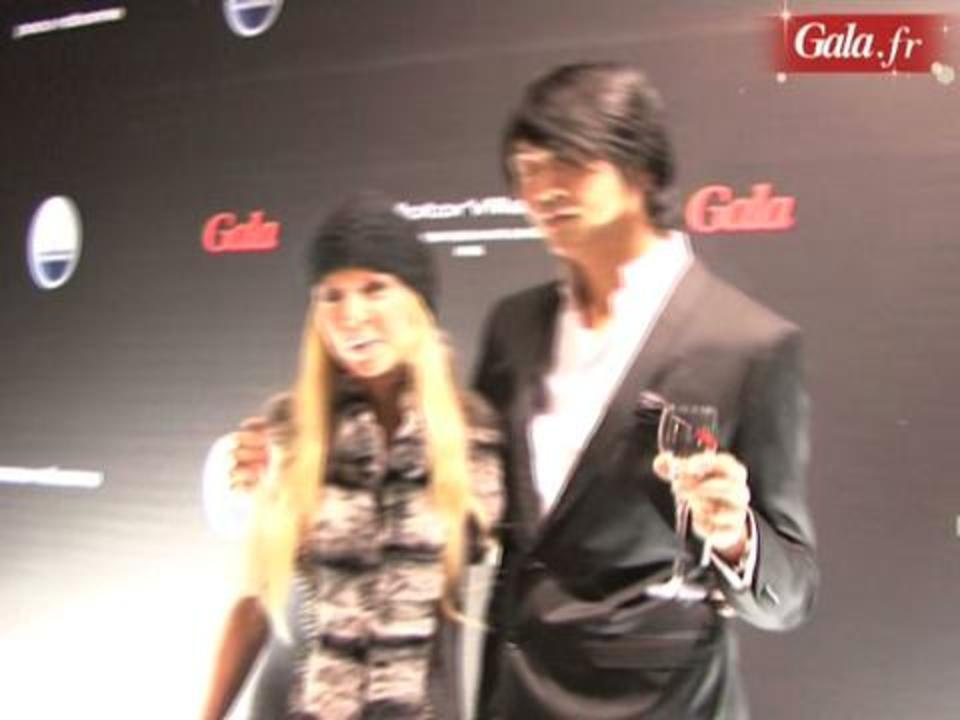 Belles voitures et belles pépées sur les Champs-Elysées