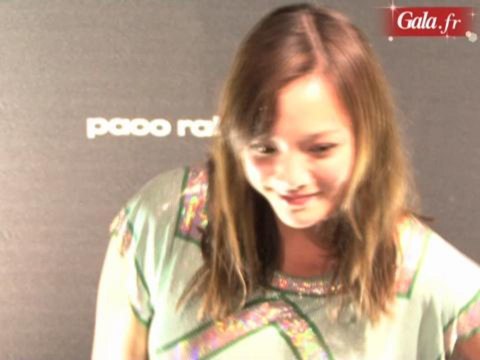 Belles voitures et belles pépées sur les Champs-Elysées