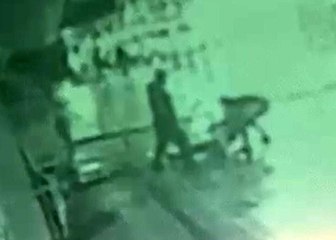 Zeytinburnu'nda eli sopalı saldırgan dehşet saçtı... "Ne işiniz var burada?" dedi, yoldan geçen bir kişiyi komalık etti