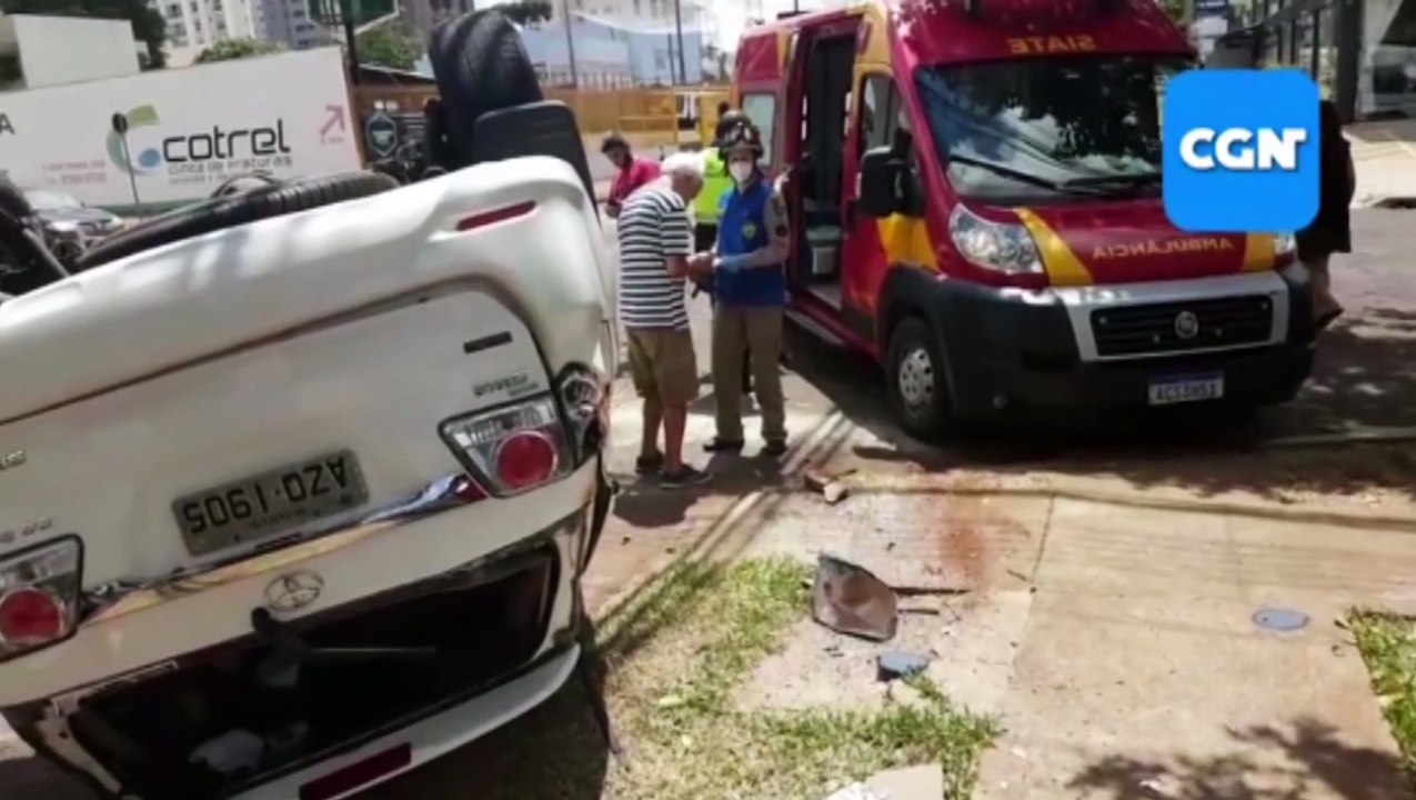 Hilux SW4 capota na Região Central, após colisão com carro; Bombeiros atendem feridos
